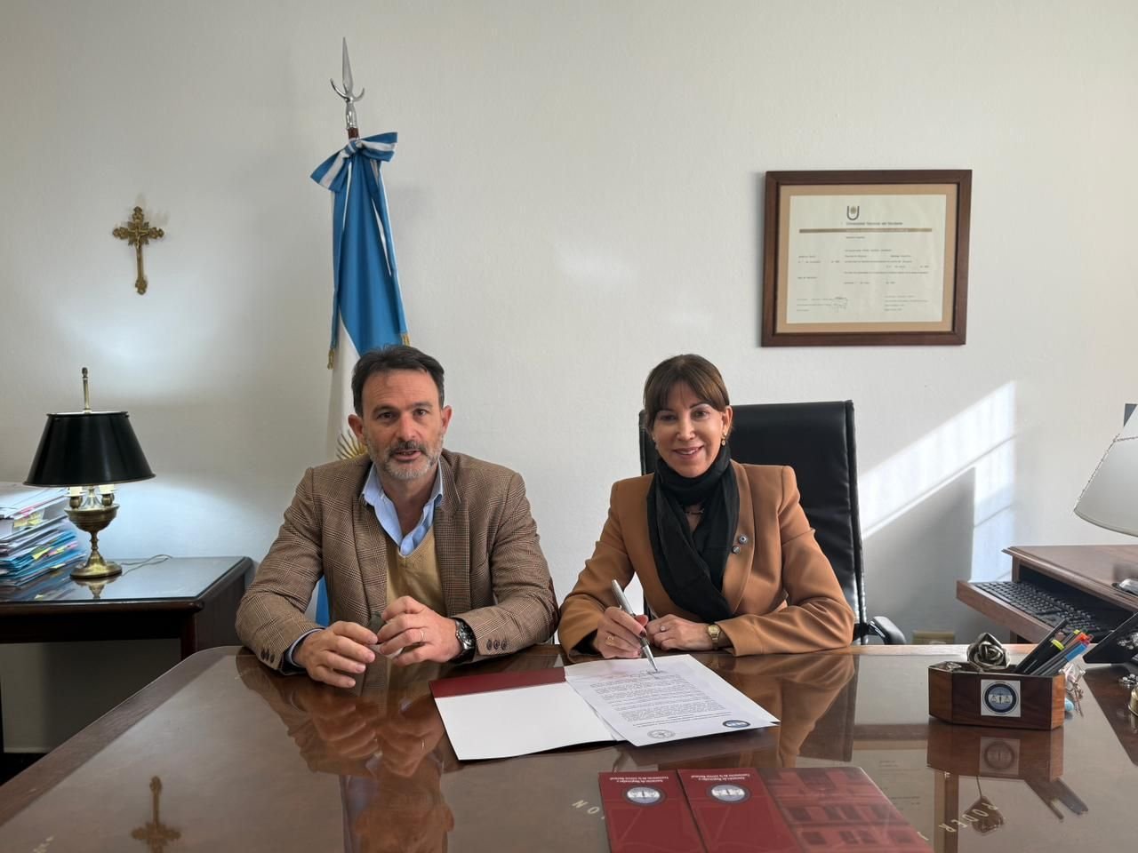 Firma de la renovación del convenio entre la AMFJN y el Colegio de Abogados de la Provincia de Misiones