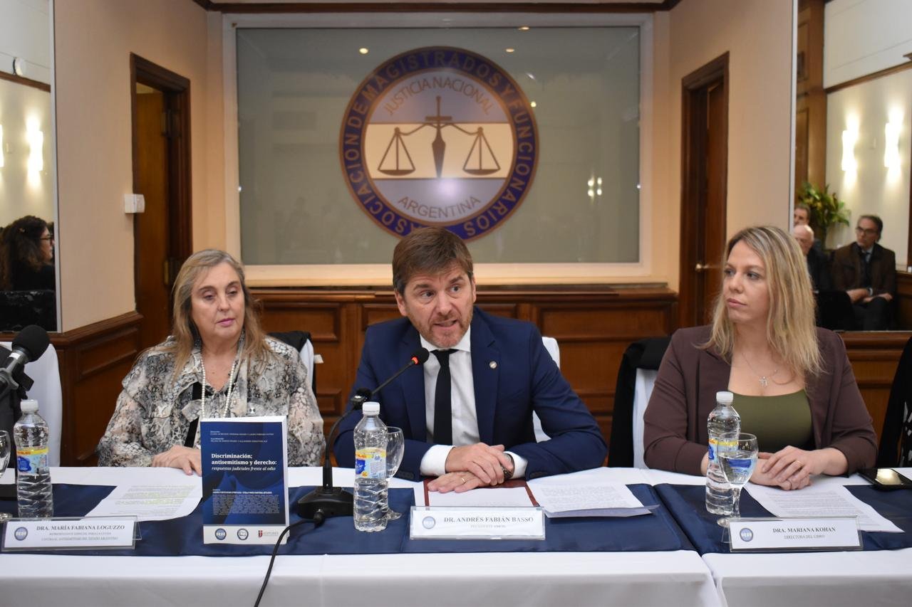 Fabiana Loguzzo, Andrés Fabián Basso y Mariana Kohan en la mesa de la presentación
