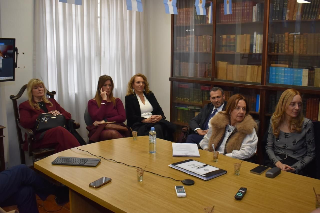 Integrantes de la Comisión de Provincias durante la reunión