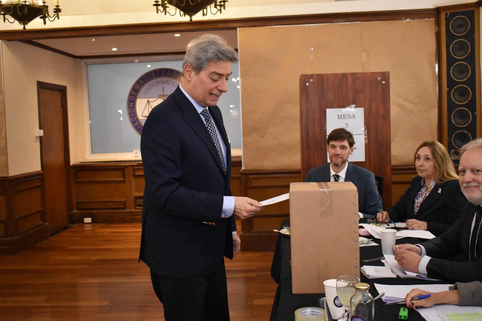 Votante frente a la mesa electoral