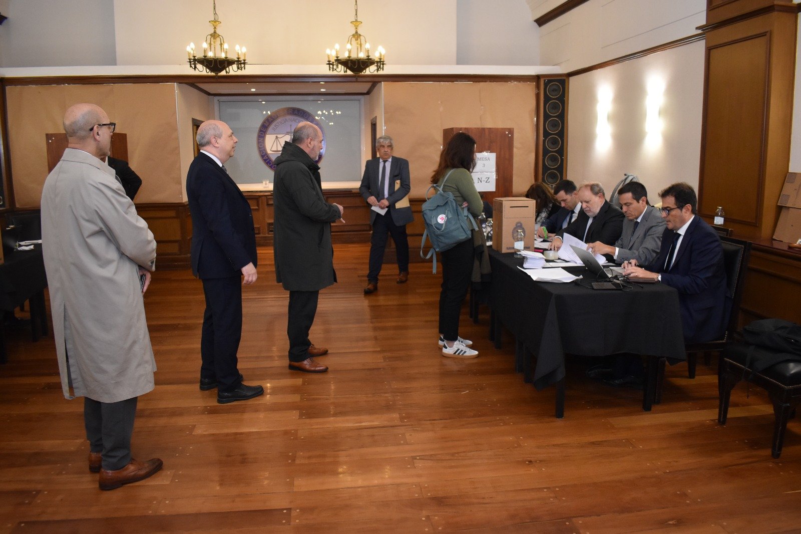 Votantes y autoridades de mesa en la sala de la Asociación durante el acto electoral