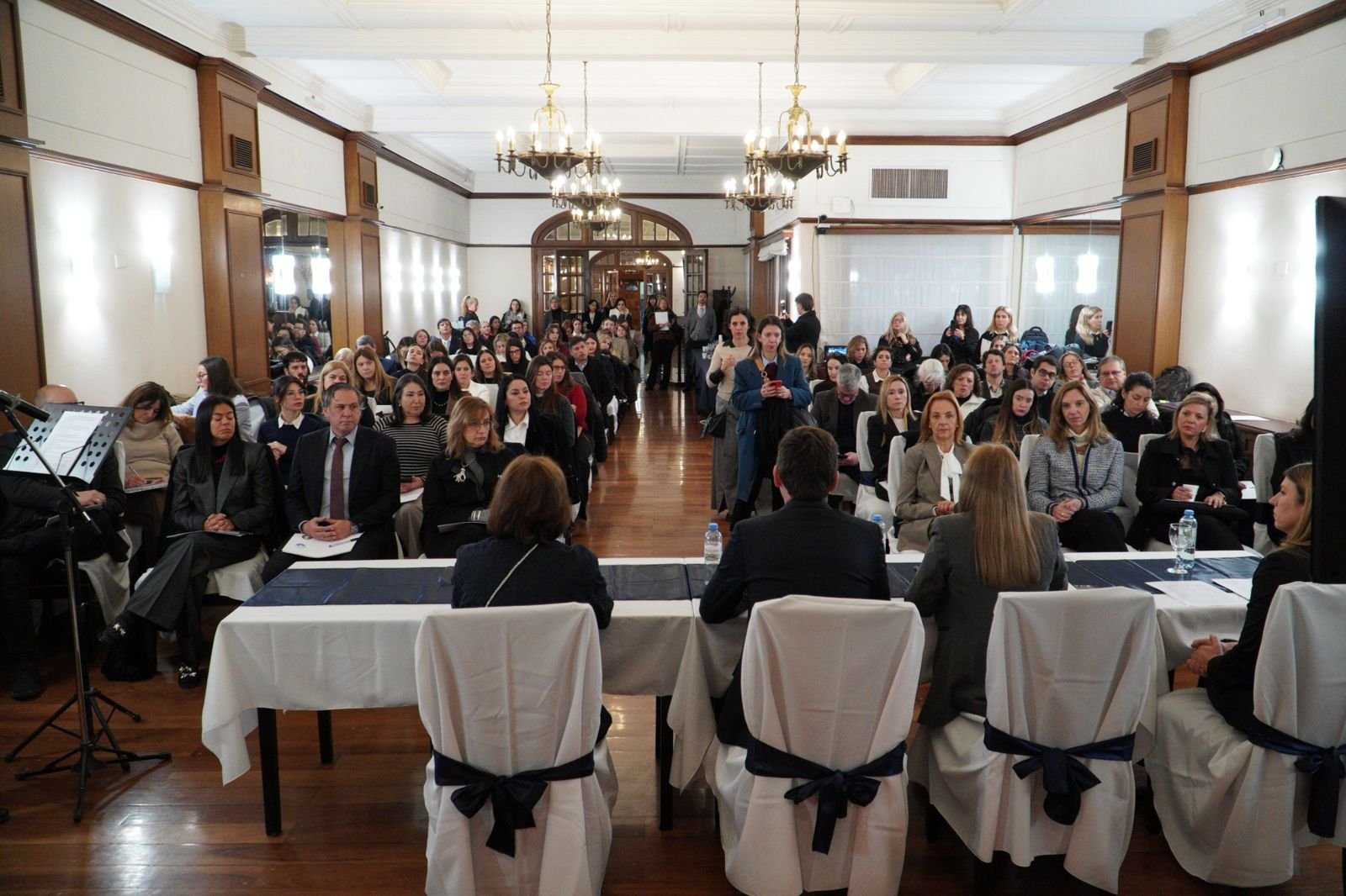 Salón de la AMFJN colmado durante la apertura del Congreso