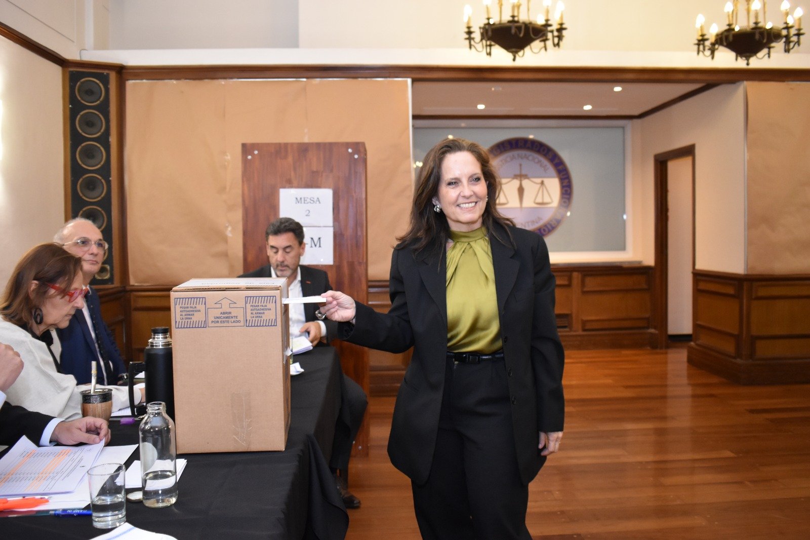 Votante frente a la mesa electoral