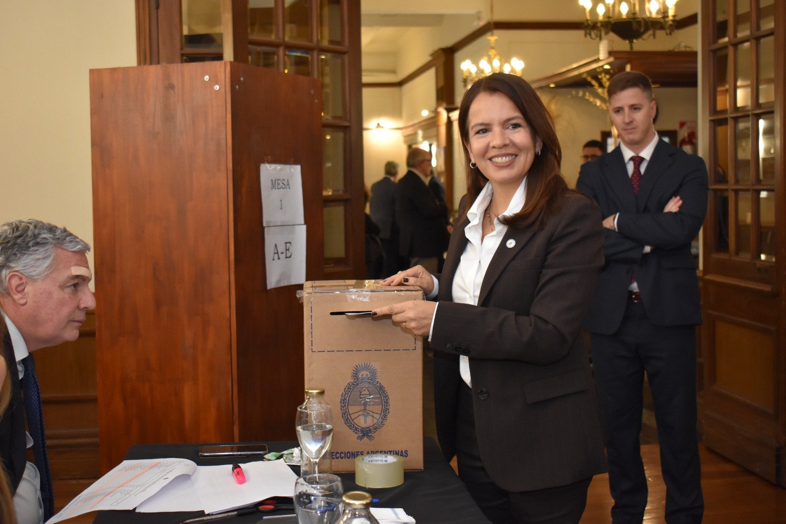 Votante depositando su sobre en la urna