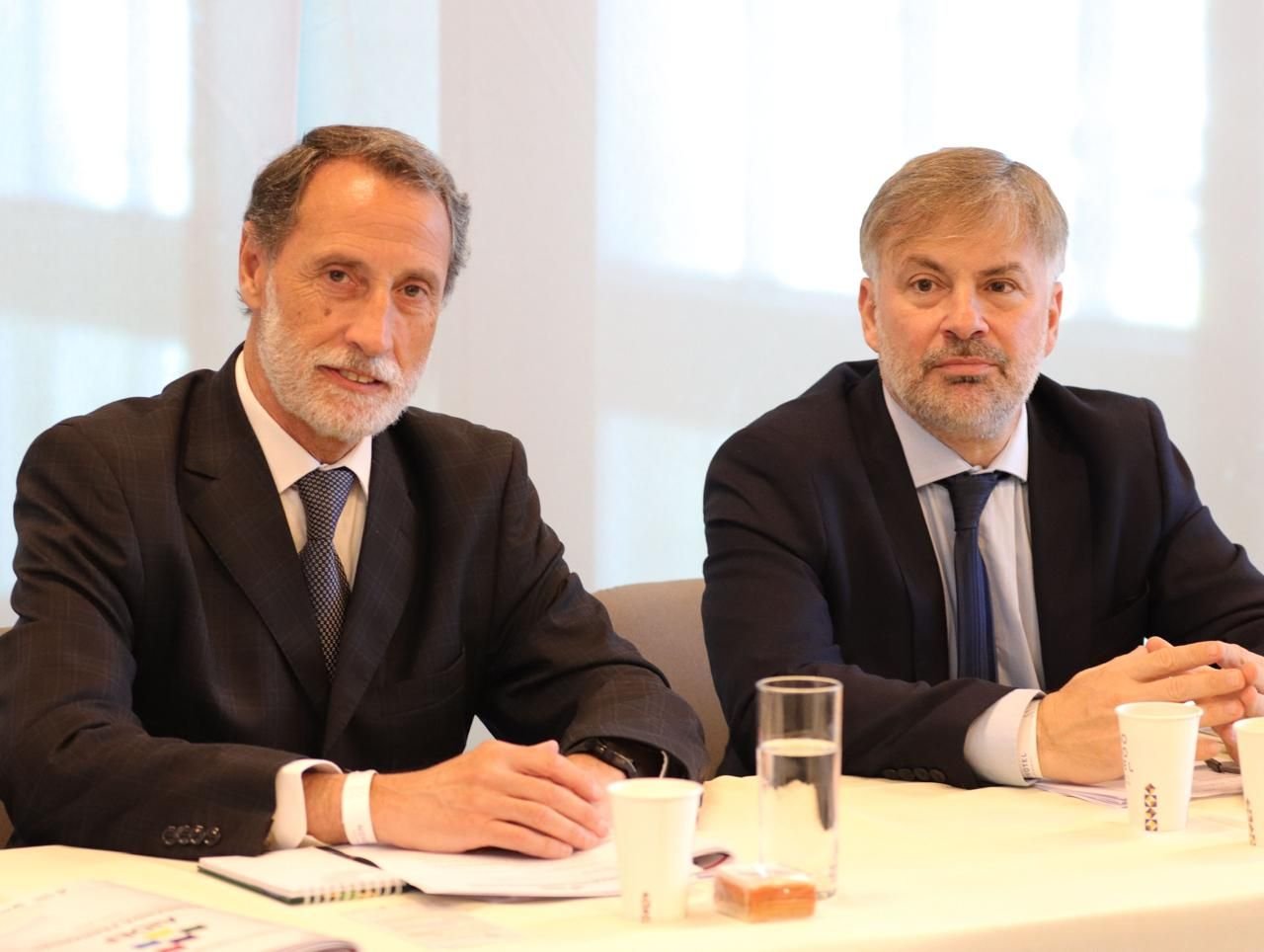Dos participantes sentados a la mesa de trabajo del XI Congreso de la AIDEF
