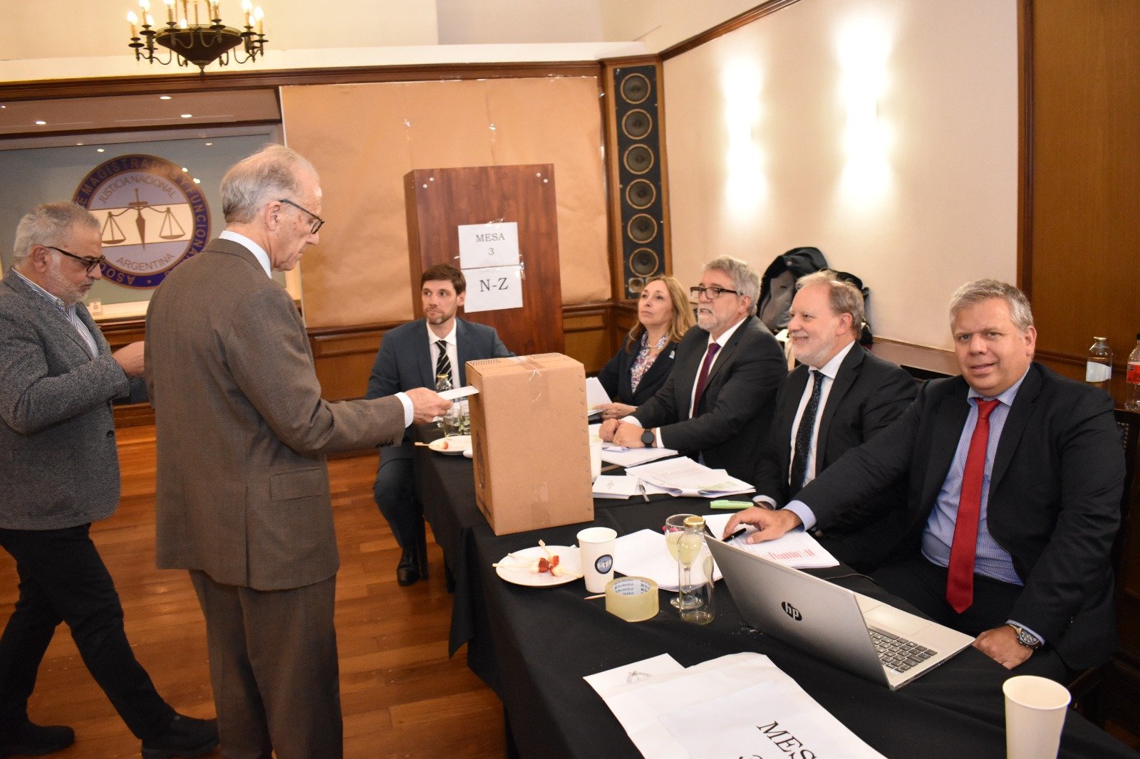 Votante y autoridades de mesa durante el acto electoral