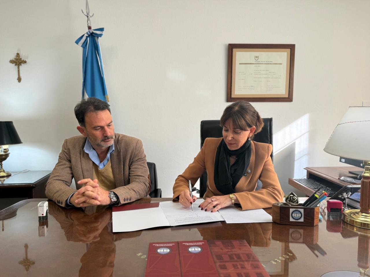 Firma de la renovación del convenio entre la AMFJN y el Colegio de Abogados de la Provincia de Misiones