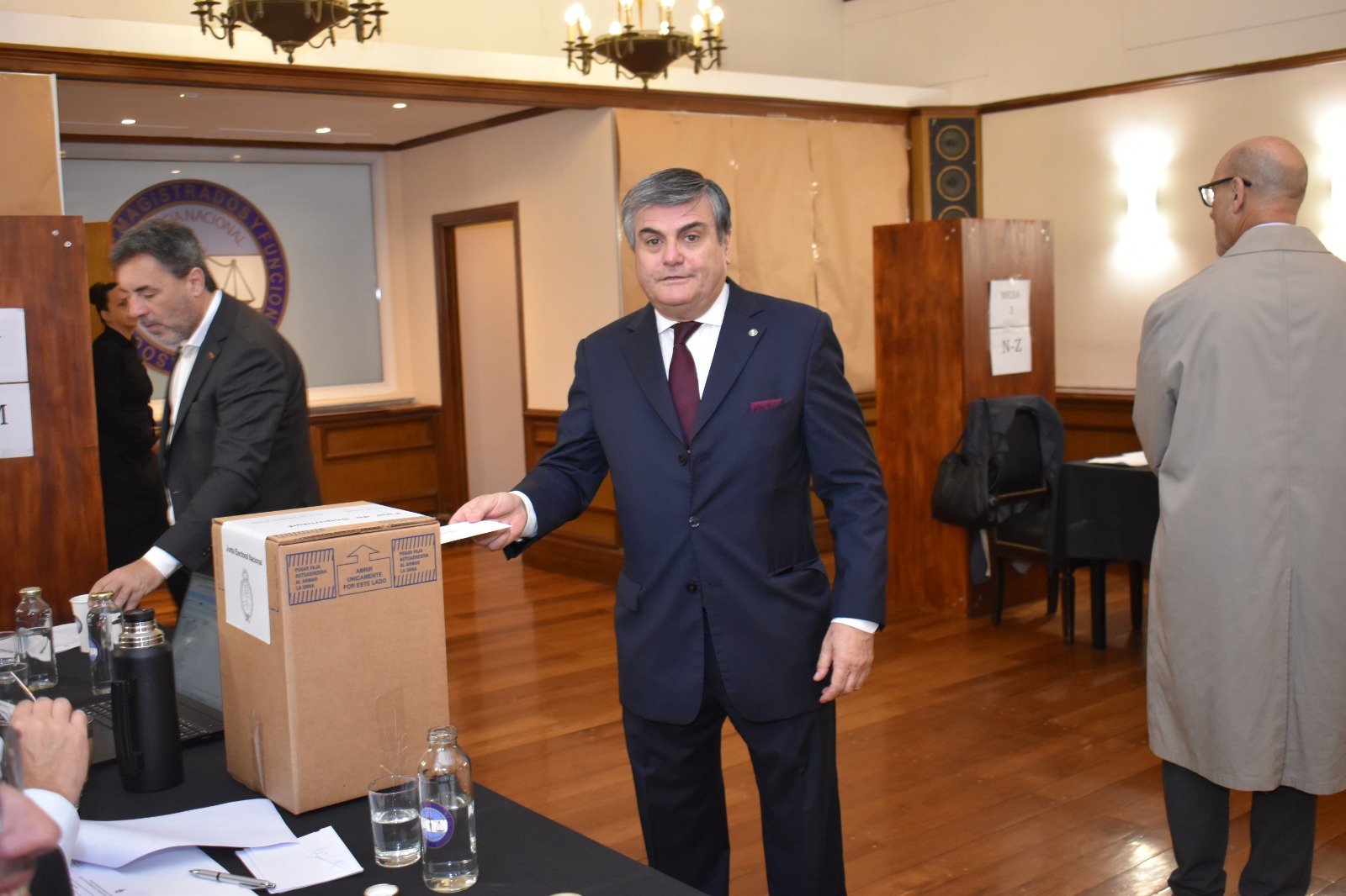 Votante depositando su sobre en la urna