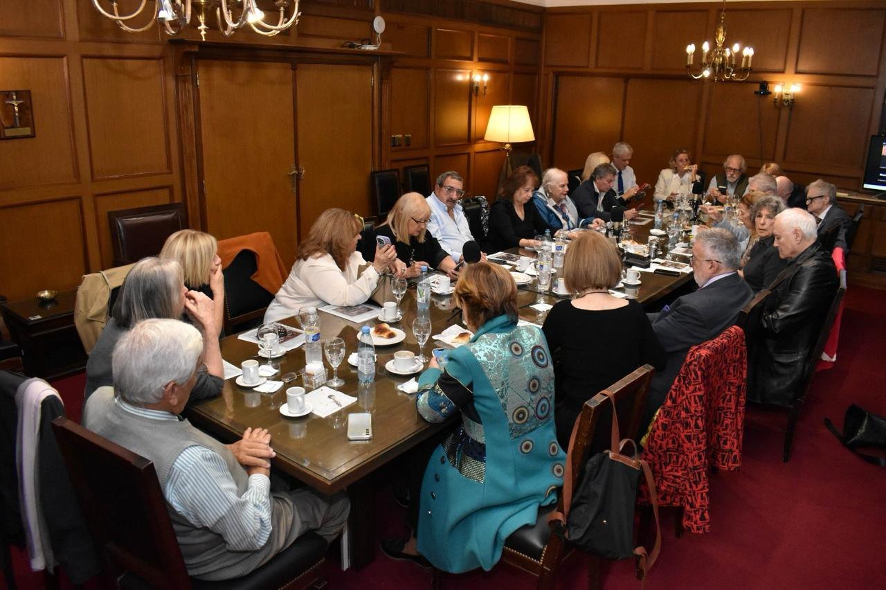 Reunión de la Comisión de Adherentes en la sede de la AMFJN