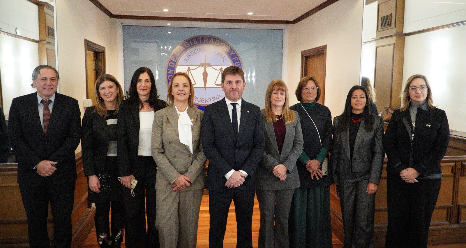 Foto institucional del Congreso en la sede de la AMFJN