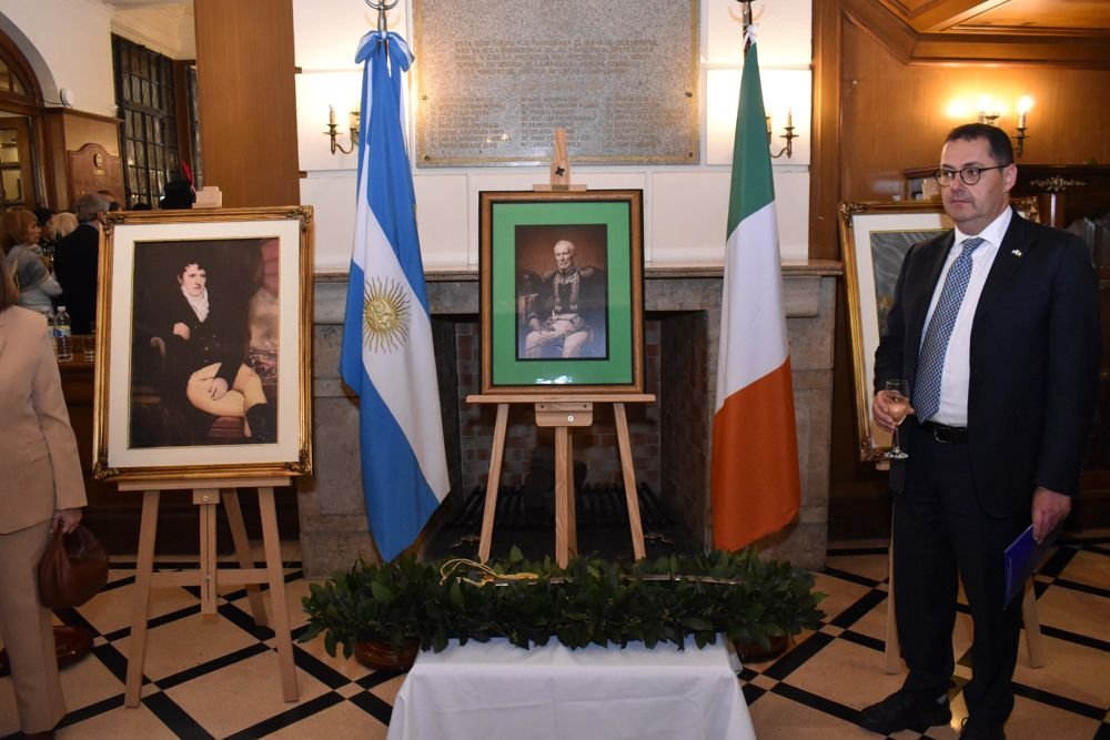 La copia del daguerrotipo de Guillermo Brown, entre las banderas argentina e irlandesa.