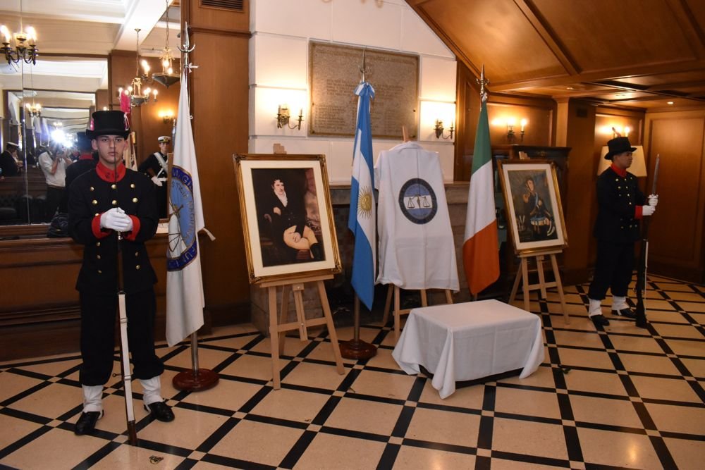 Guardia de honor junto a los retratos de Brown y las banderas de Argentina e Irlanda.