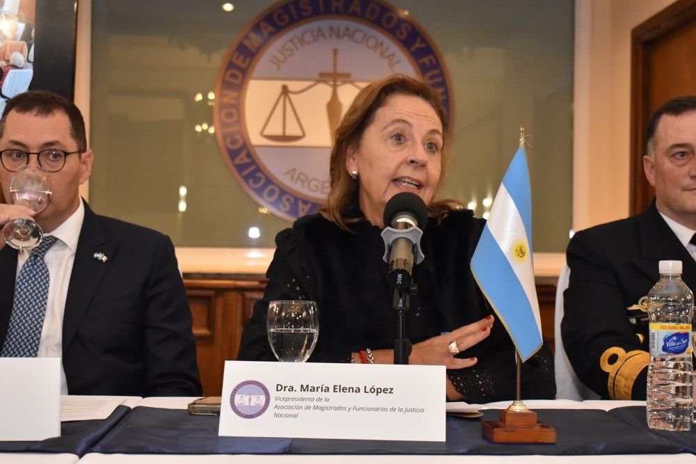 La Dra. María Elena López, vicepresidenta primera de la AMFJN.