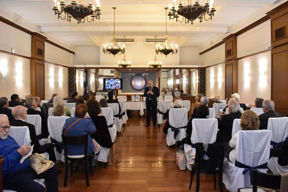 El salón de la sede, colmado de asociados; el acto se siguió también en forma virtual.