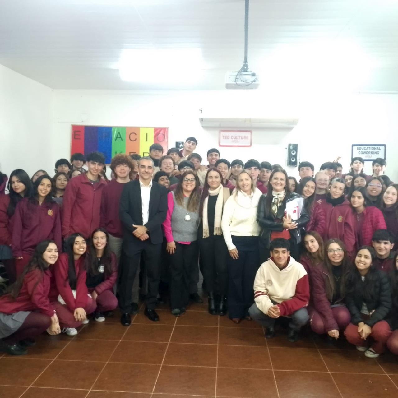 Estudiantes y asociados durante una charla del programa La Justicia va a la Escuela en Posadas