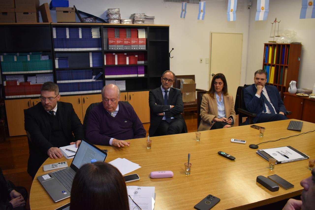 Integrantes de la Comisión de Provincias en la mesa de trabajo