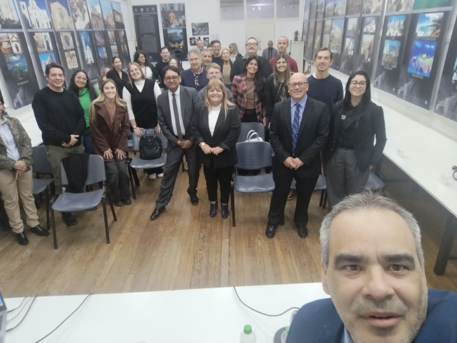 Foto grupal de los asistentes al cierre de la conferencia