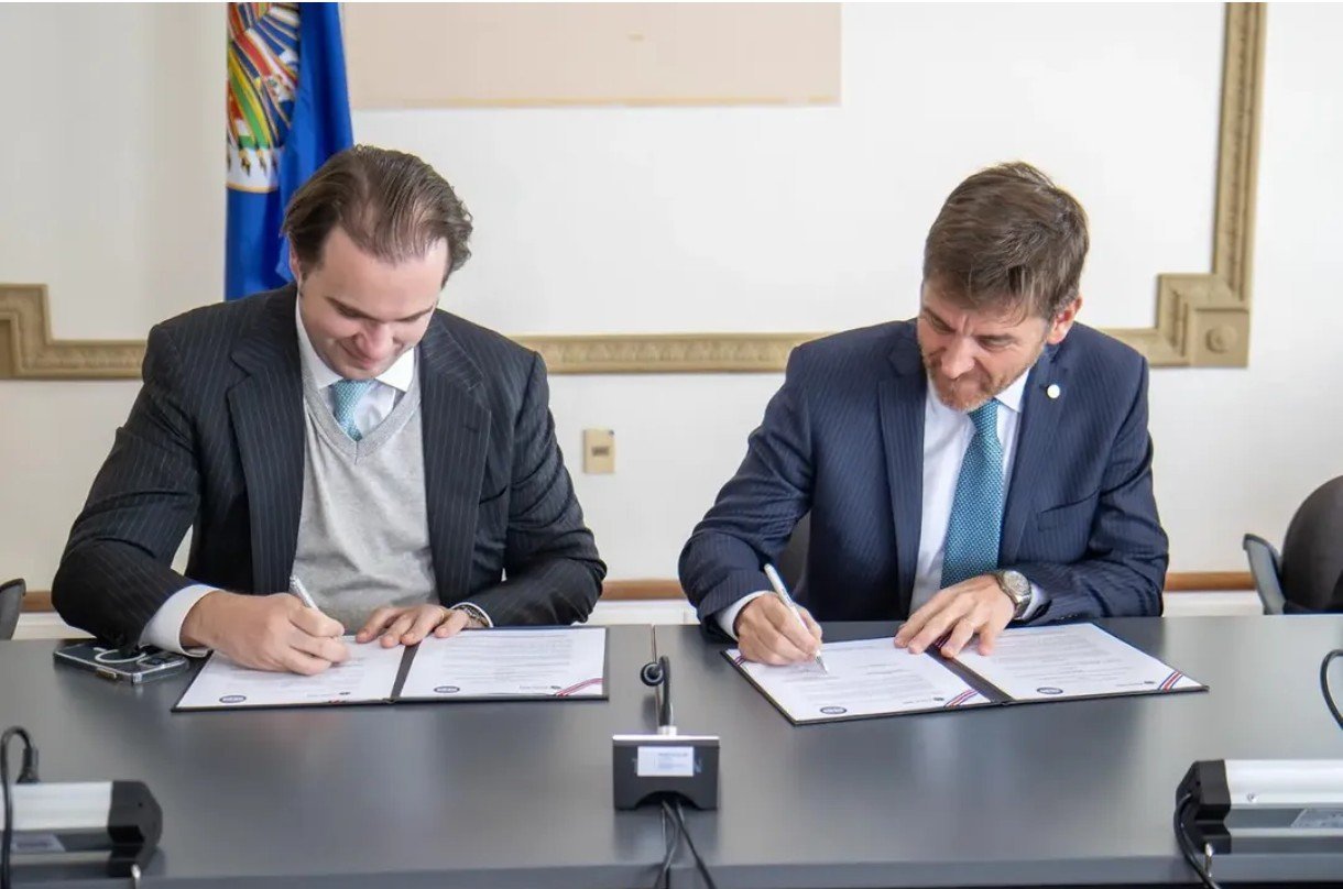 Momento de la firma del Acuerdo Marco