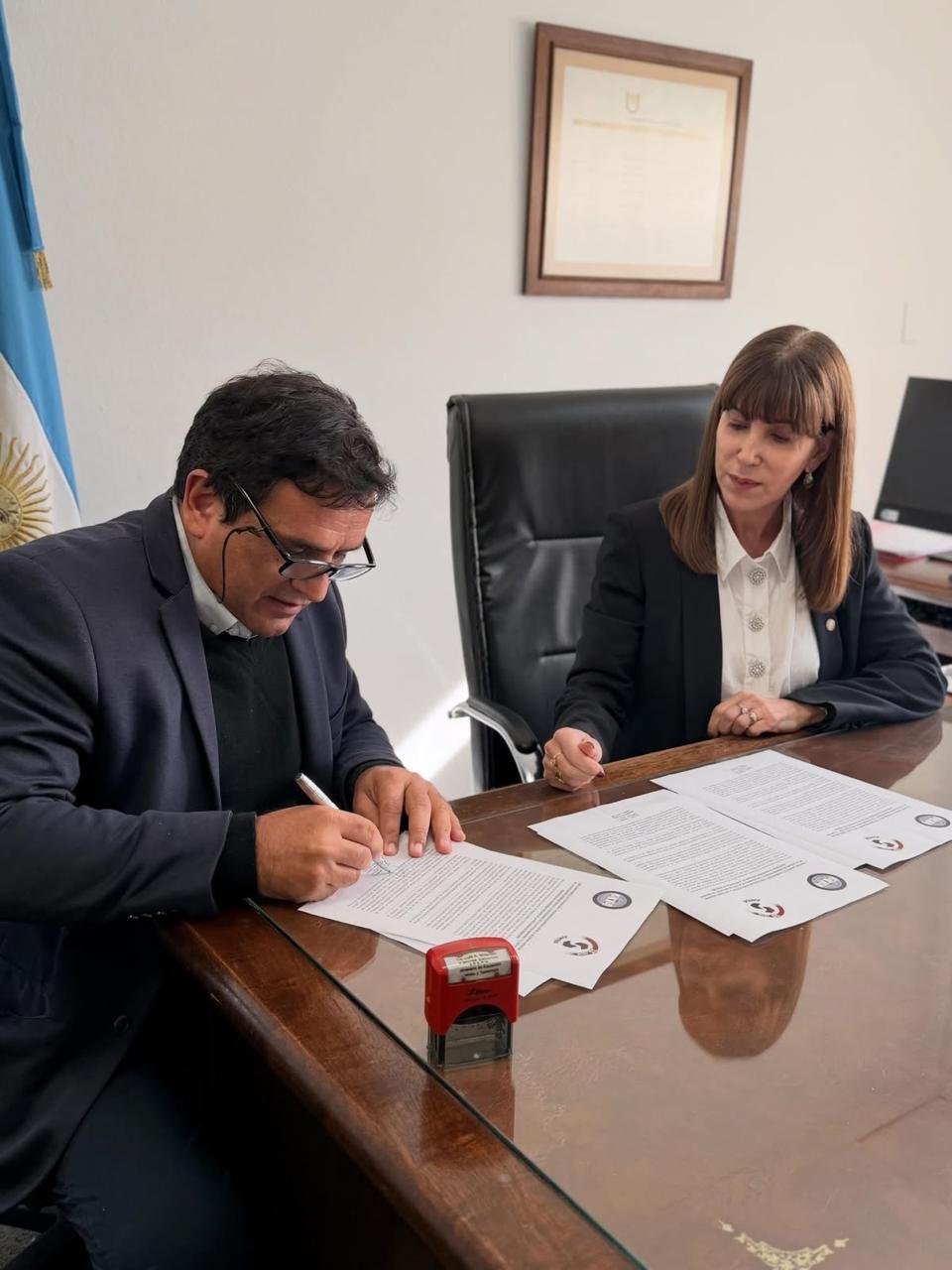 La Dra. Vivian Andrea Barbosa en la firma del convenio entre la Seccional Misiones y el SPEPM