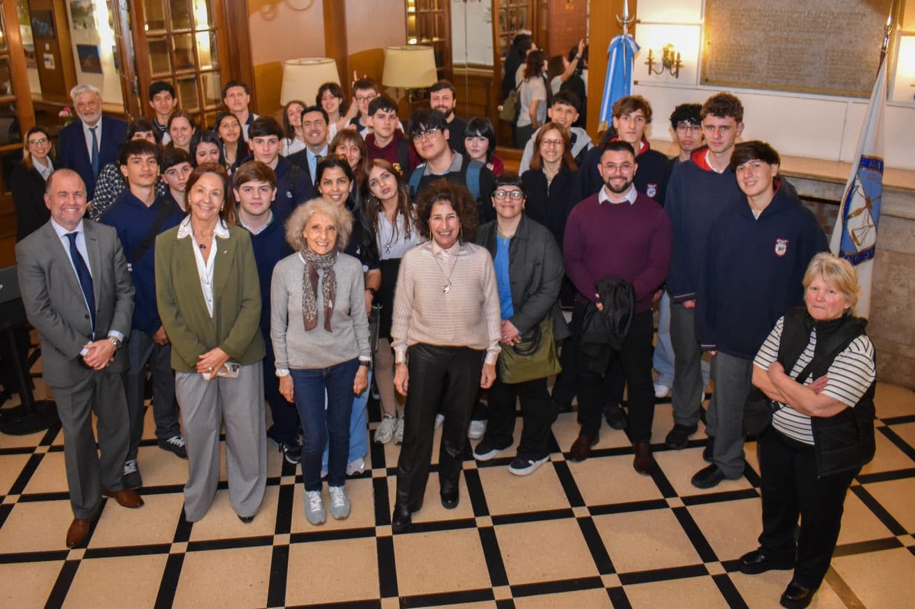 Estudiantes, docentes y magistrados del Programa La Justicia va a la Escuela en la sede de la Asociación
