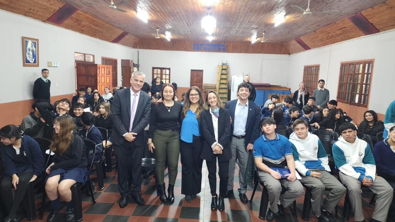 Asociados y estudiantes en una de las charlas en Posadas