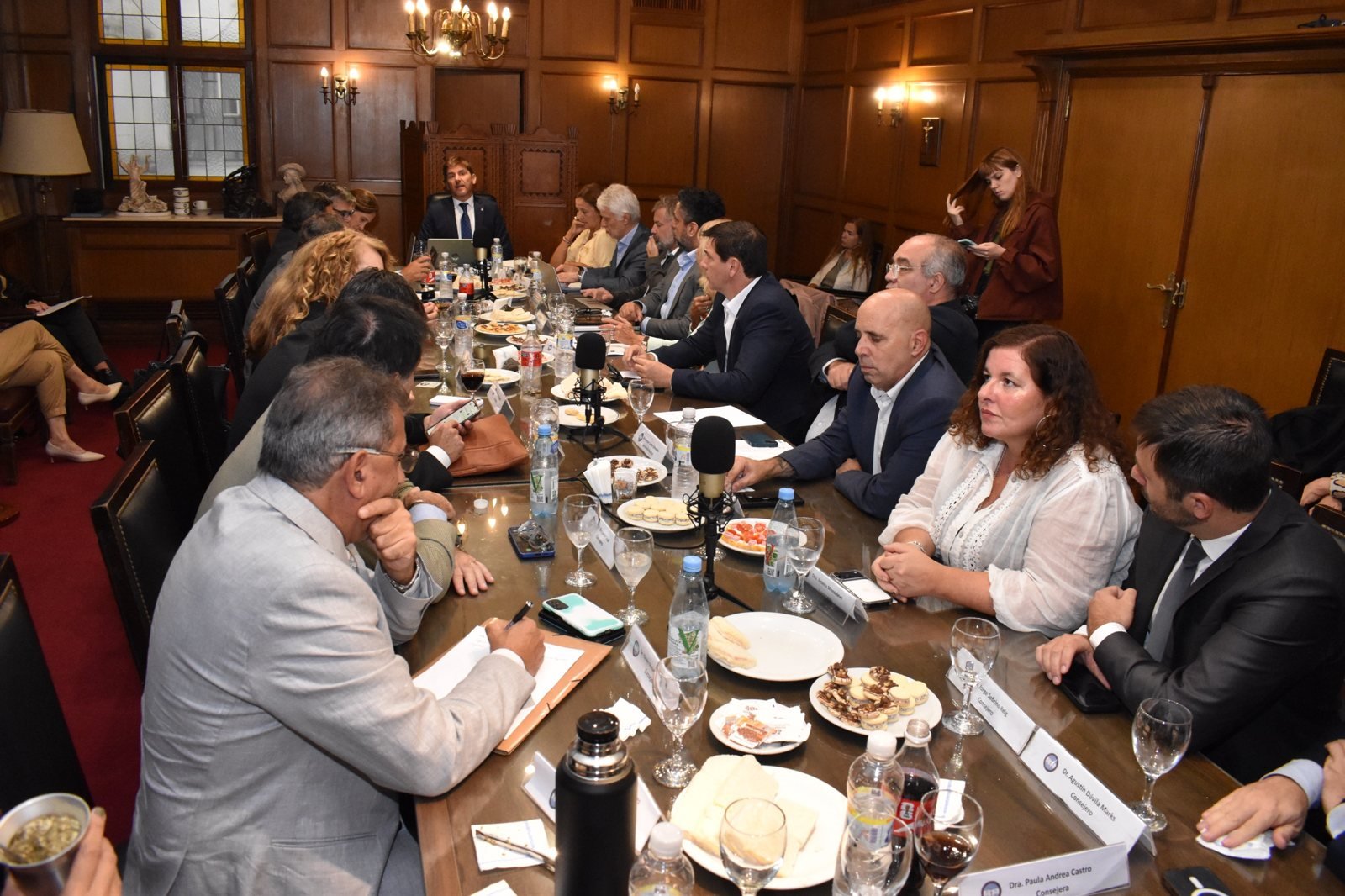 El Consejo Directivo reunido en la sala de la sede