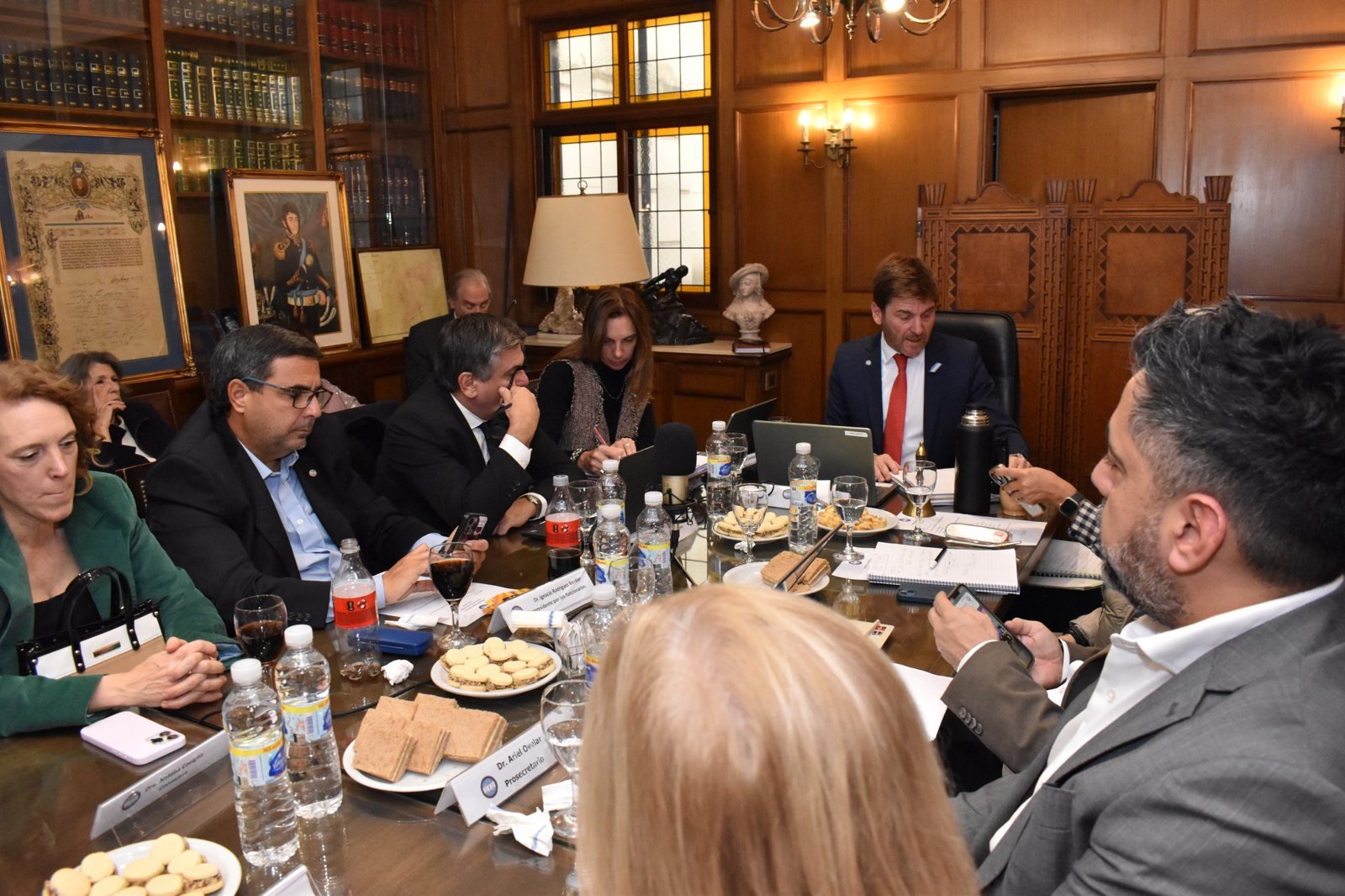 Vista de la mesa del Consejo Directivo durante una de las reuniones.