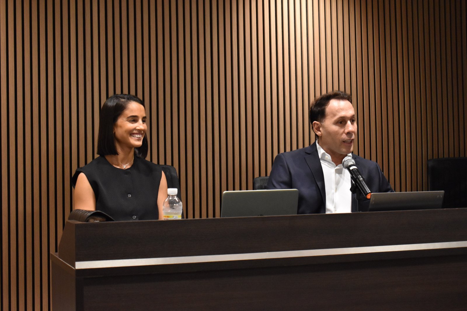 Juan Gustavo Corvalán y Sofía Tammaro en la exposición de cierre del primer ciclo