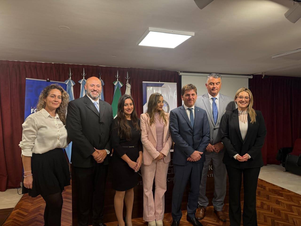 Integrantes de la jornada en el salón auditorio de la Facultad