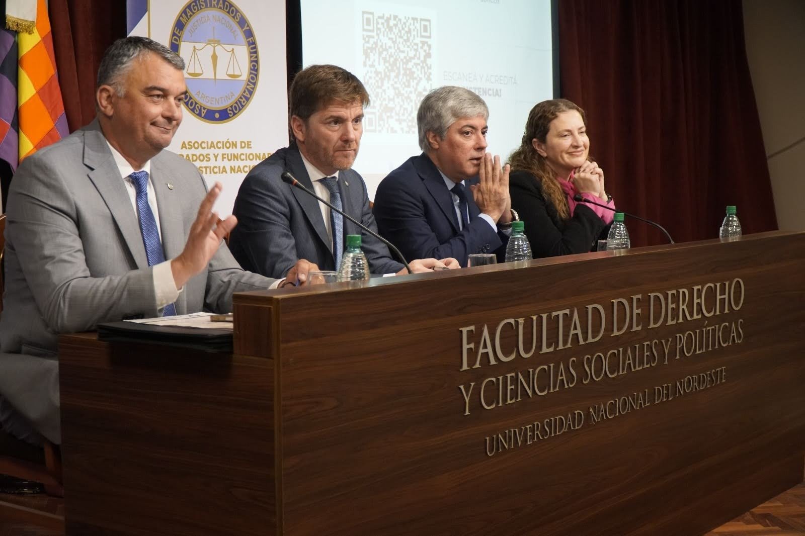 El estrado durante uno de los paneles de la jornada