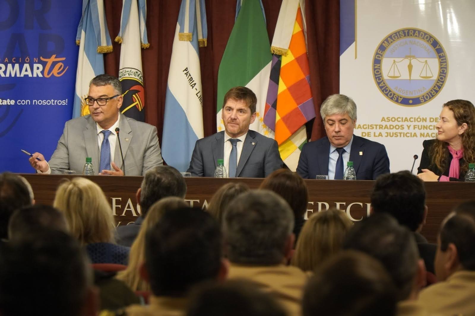 La mesa de expositores ante el público presente en Corrientes