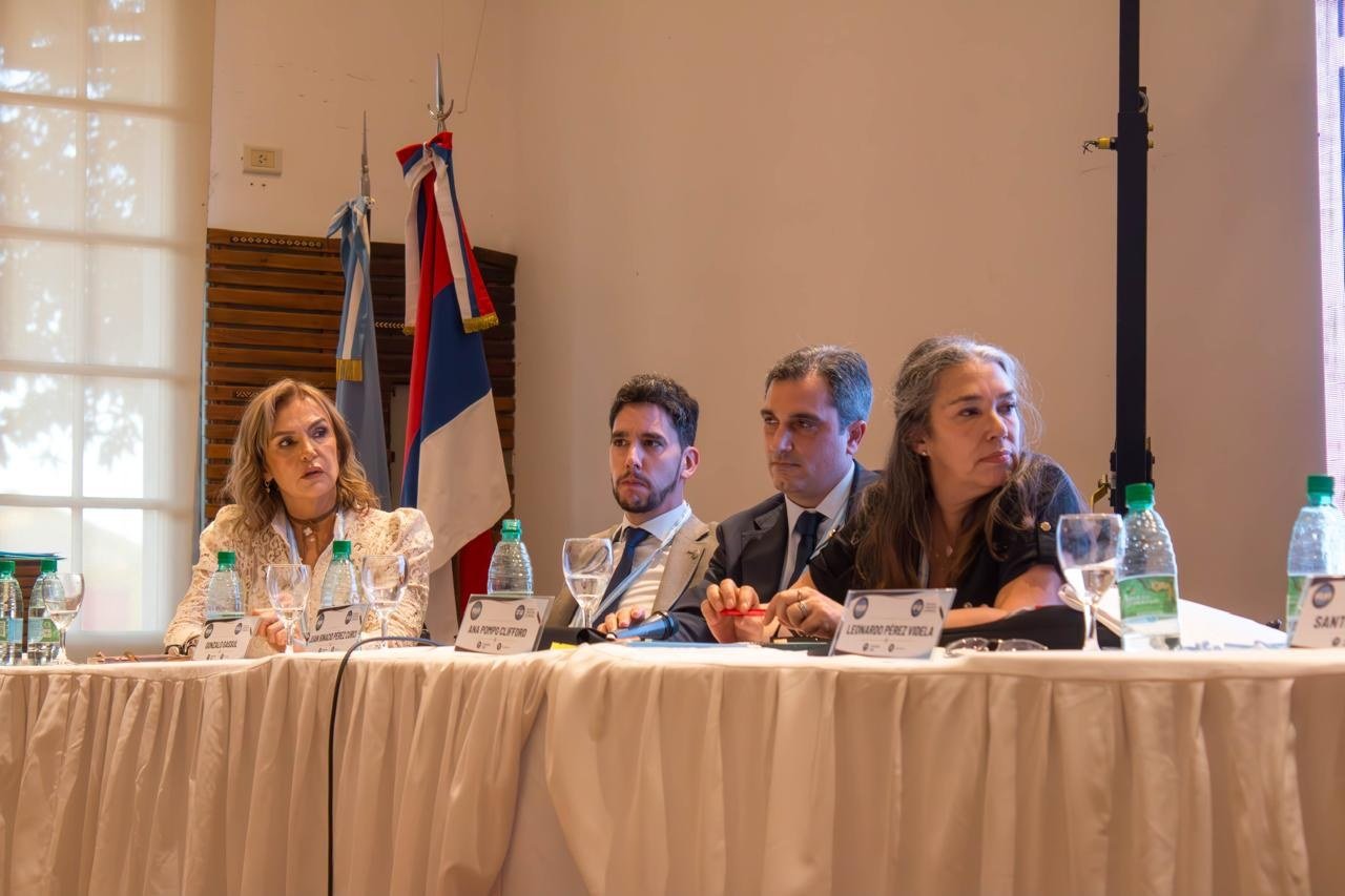 Expositores durante uno de los paneles de la jornada