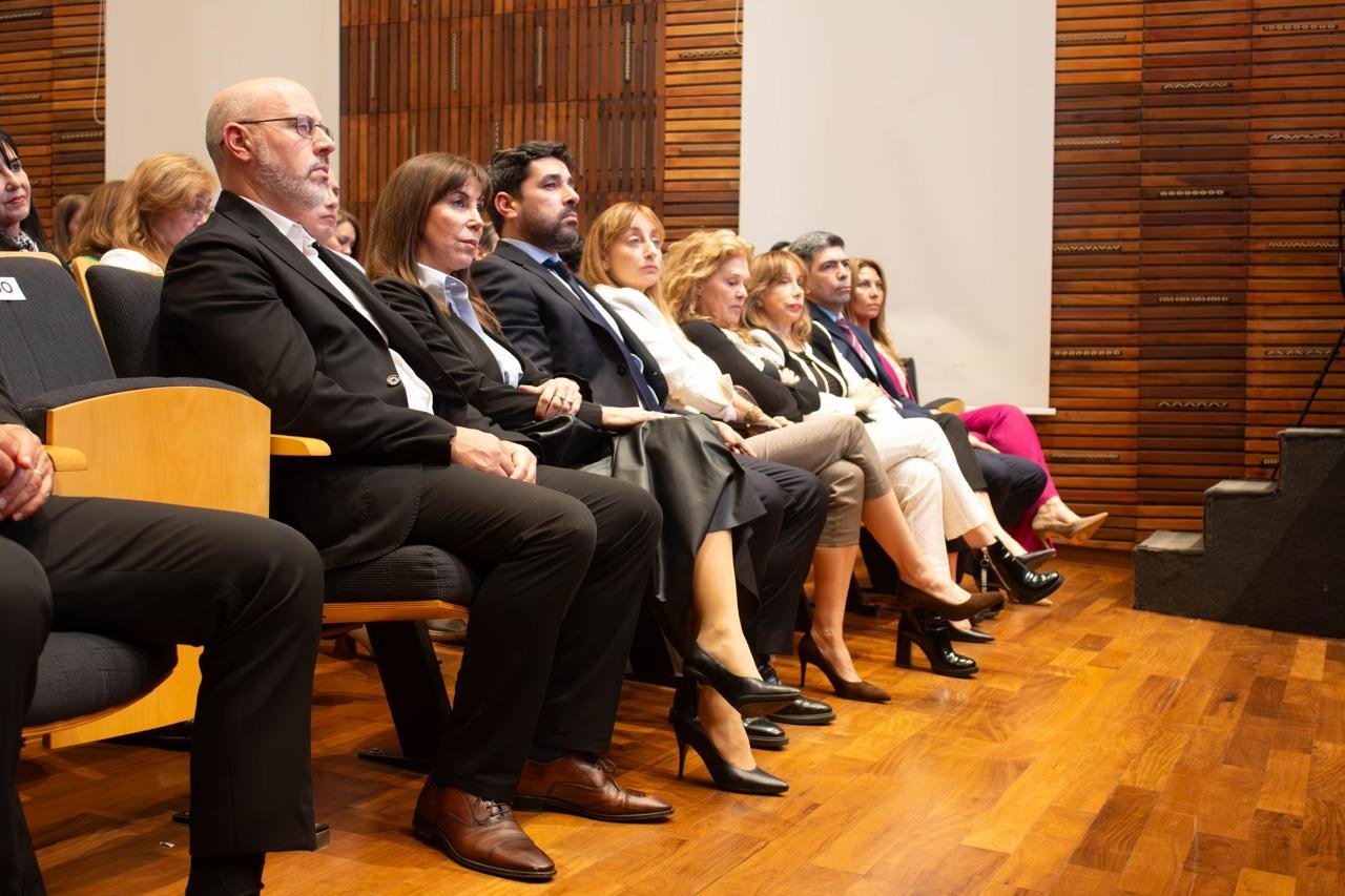Asistentes en la primera fila del auditorio