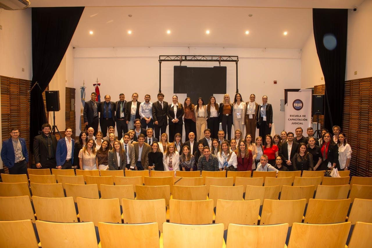 Foto grupal de organizadores y expositores de la jornada