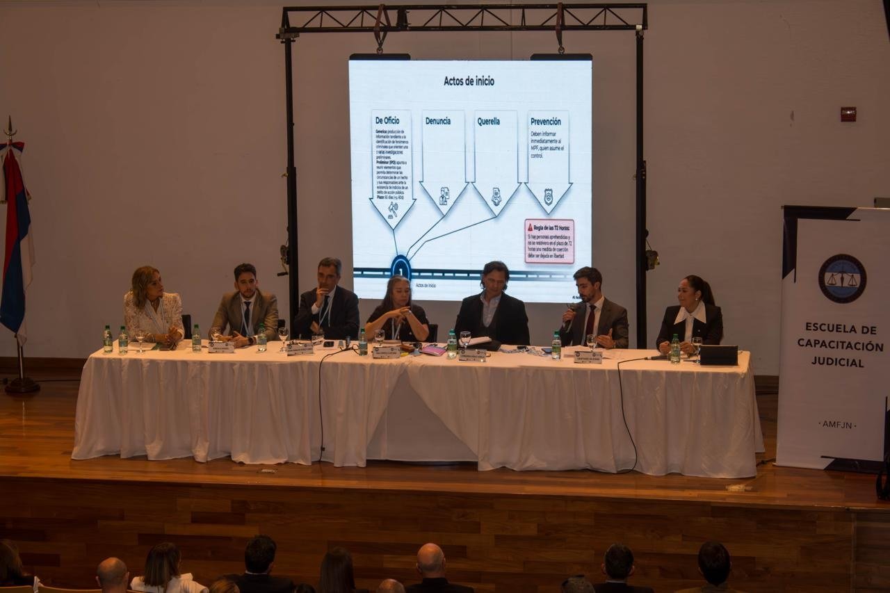 La mesa de expositores: Verónica Zapata Icart, Gonzalo Gasull, Juan Ignacio Pérez Curci, Ana Pompo Clifford, Leonardo Pérez Videla, Santiago Iglesias y Silvina Gutiérrez