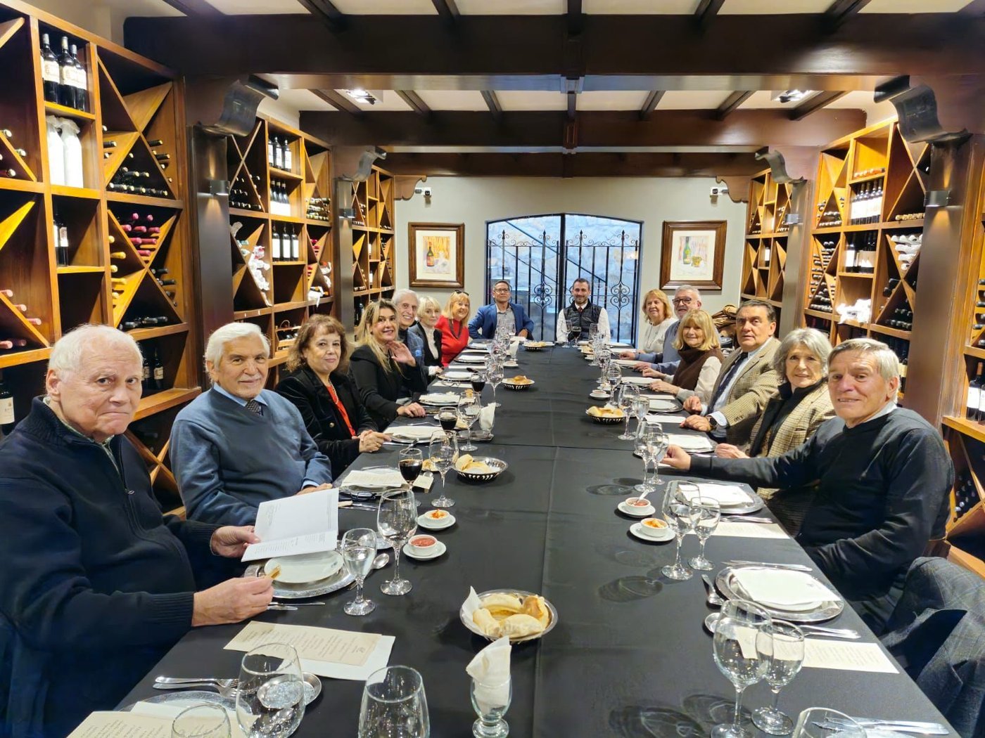 Almuerzo de camaradería con los asociados de la región