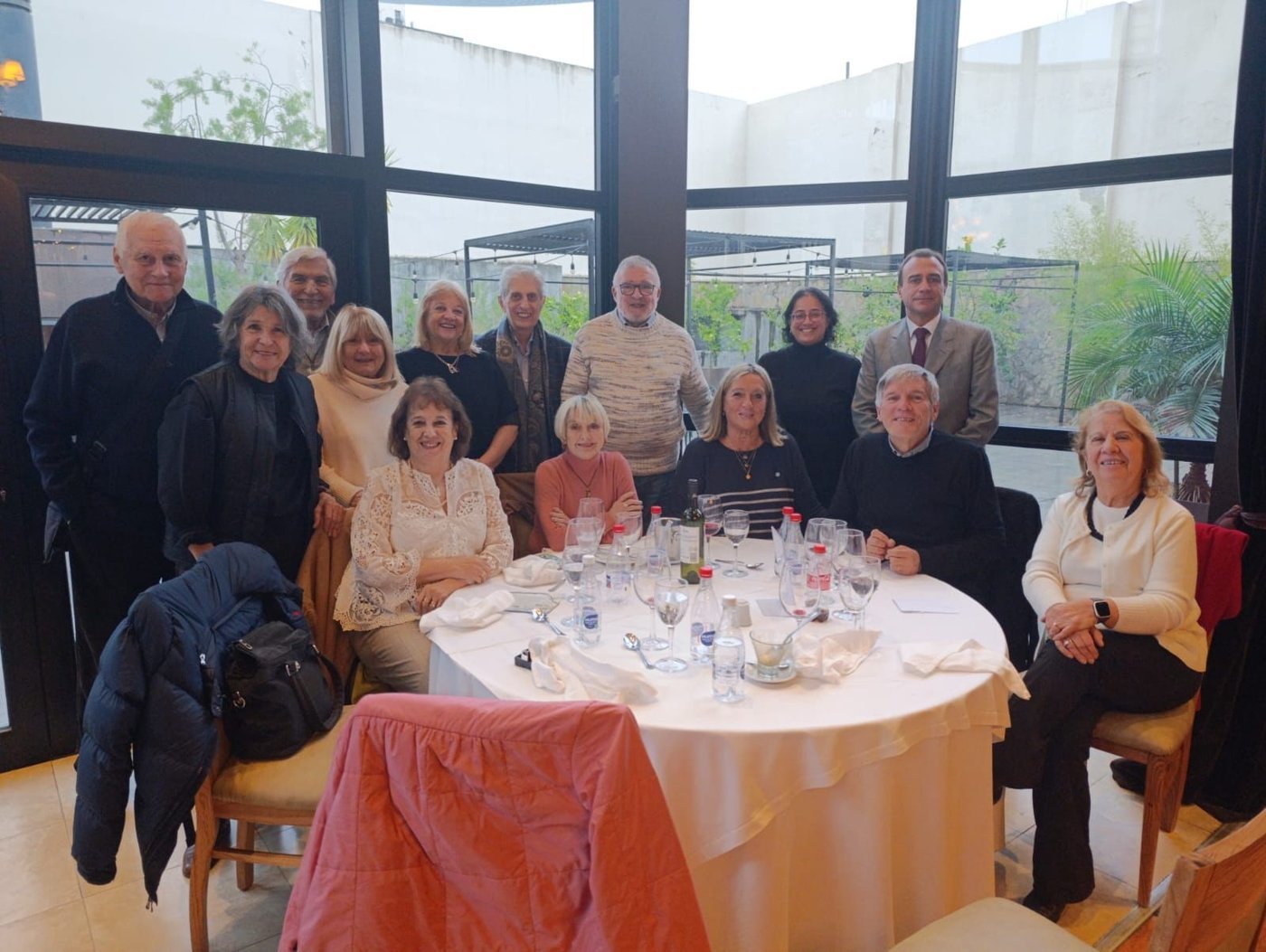 Integrantes de la Comisión junto a asociados de la Seccional