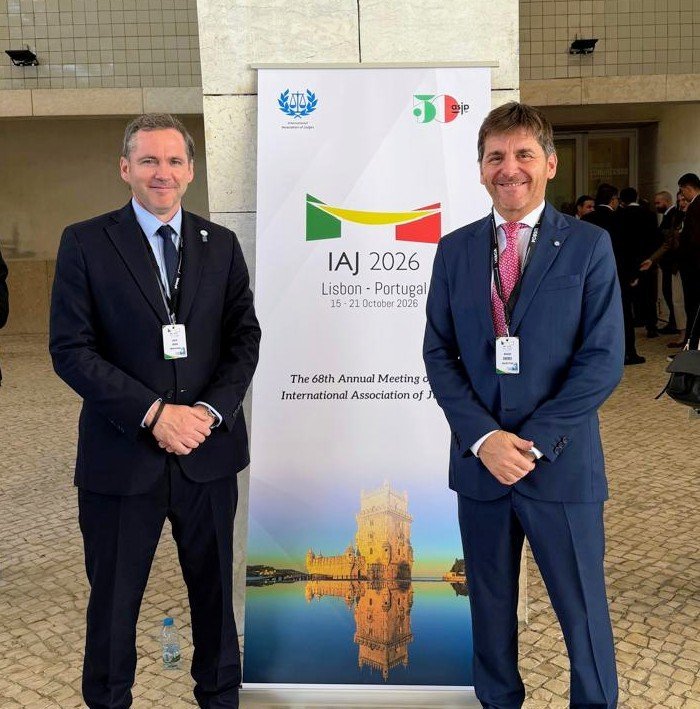 Delegados argentinos junto al cartel de la 68.ª Reunión Anual de la UIM.